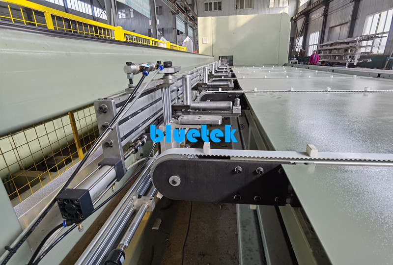 Automatic Loading of Aluminium CNC Cutting Center Automatic Loading of Aluminium CNC Cutting Center