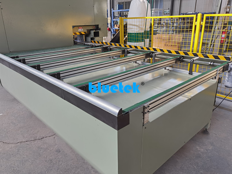 Unloading Table of Aluminium CNC Cutting Center Unloading Table of Aluminium CNC Cutting Center