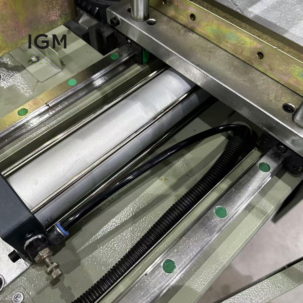 Linear square guide of DX05A-200 UPVC End Milling Machine Linear square guide of DX05A-200 UPVC End Milling Machine