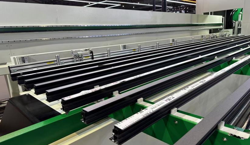 Loading profile table of aluminum window door cutting machining center Loading profile table of aluminum window door cutting machining center